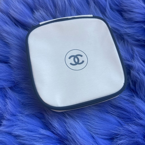 Chanel makeup bag - Picture 2 of 3